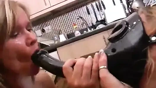 Biseksüel Edepsiz Oyuncak Sürtükler Sikişiyor