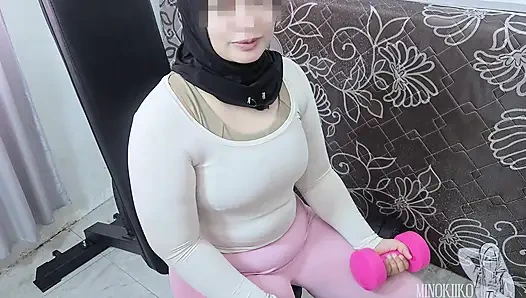 Asyalı tesettürlü fitness kızı ekstra protein almak için sakso çekiyor - minokiiko