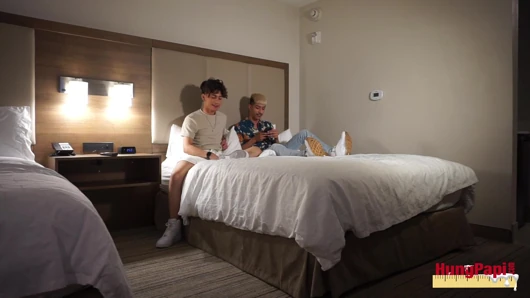 2 azgın latinos sıcak cumshot ile birbirlerini emmek - asılı papi