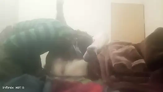 Hintli üvey kız kardeş ve üvey erkek kardeş amını ve götünü sikiyor