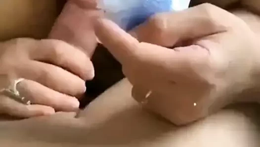 Büyükanne emerken soru soran