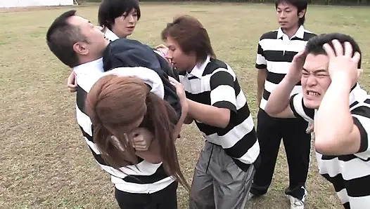 Çarpıcı Japon güzel kadın bir rugby takımı tarafından sert sikiliyor