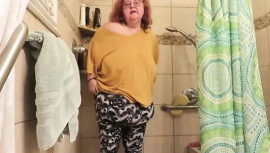 Göğüslerimin göbeğine ve götüme koyan çikolata serpişleriyle oynuyorum