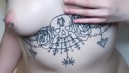Amatőr tetovált szőke olajozza piercinges melleit
