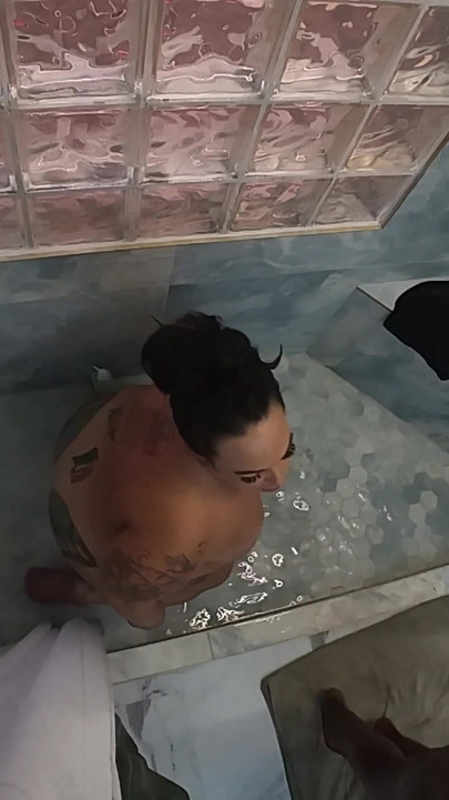 2 seksi sürtük duşta amcık yiyor