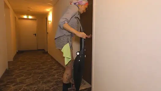 Küçük memeli sarışın tıraşlı amından sikiliyor