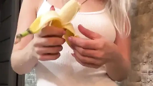 Muz yer fıstığı tereyağı yapıyor