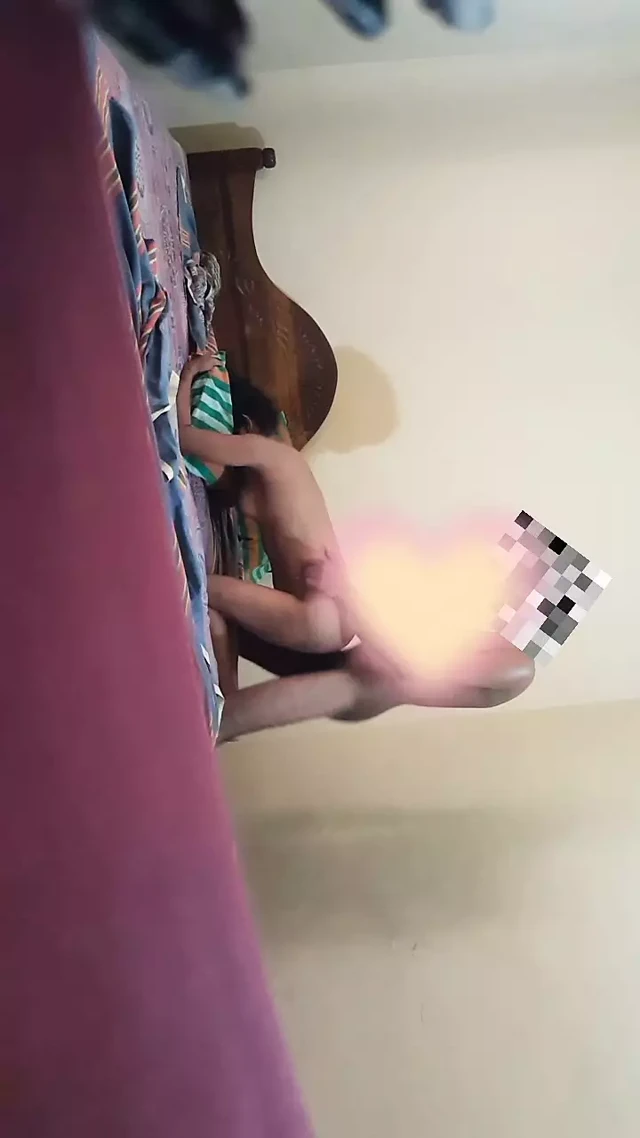 Güzel kızla sert sikişiyor. Üvey kız kardeşini sikiyor