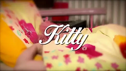 Renkli saçlı piliç beyaz yarağıyla oynuyor