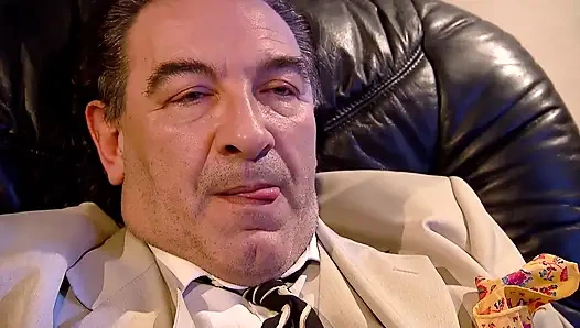 Seksi tarra white roberto malone'u baştan çıkarıyor ve mastürbasyon yapıyor ve masada anal sikişiyor