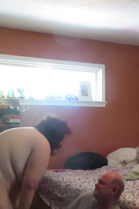 Kokmuş terli vücutlu köle oğlanı kokla