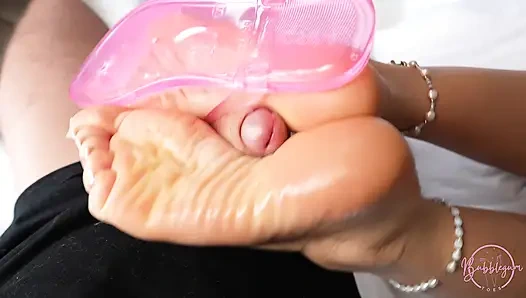 Jelly Flip Flops Ayakkabıyla Mastürbasyon Ve Ayakla Muamele - Beyaz Ayak Parmaklı Sarışın