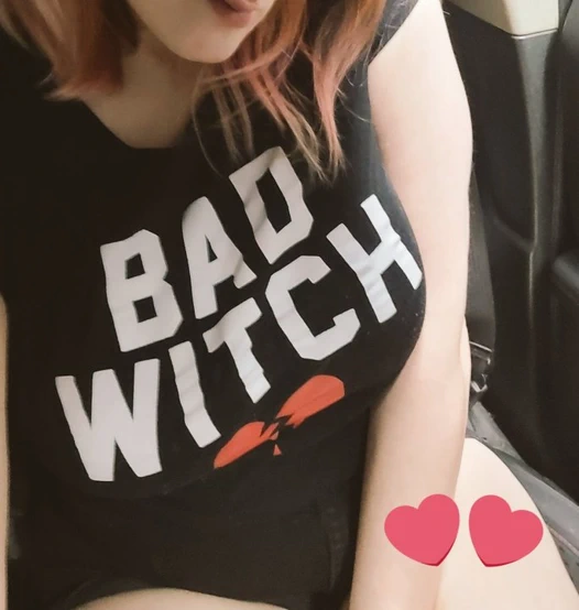 Arabada Pawg şortunun altında kendiyle oynuyor