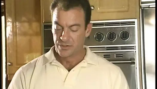 Seksi file çoraplı güzel sarışın masada sulu kedi ile oynuyor