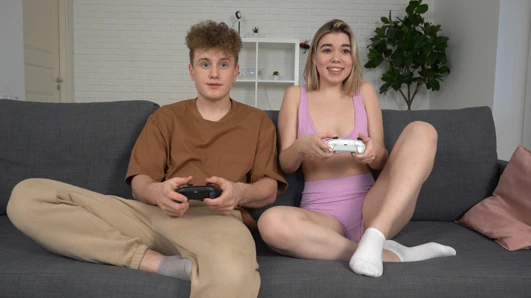 Üvey kızkardeş, ebeveynleri evde yokken üvey kardeşiyle seks yapmaya karar verdi