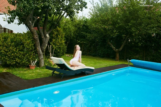 minyon Rus marfa havuzda çıplak yüzüyor