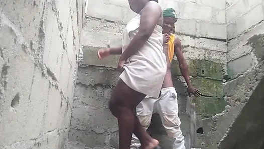 Tamamlanmamış bir binada beni sikmesi için komşumu baştan çıkarıyorum