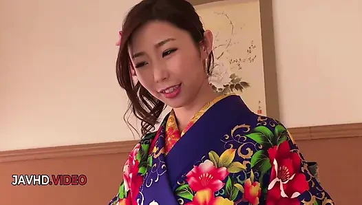 Kimono'daki ateşli Japon kadın kamerada ateşli sakso çekiyor