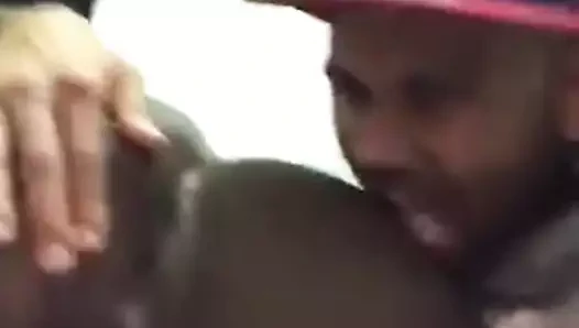 Kıçıyla öpüşmek ve oynamak