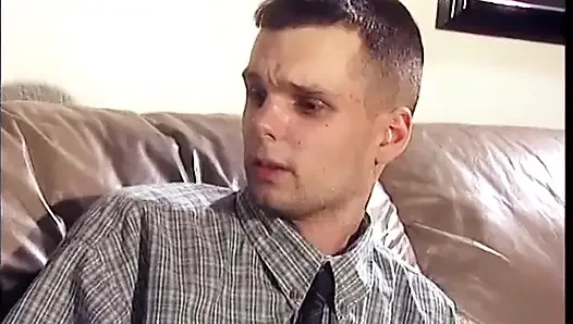 Üniversiteli kız yarak emiyor ve kanepede sikişiyor
