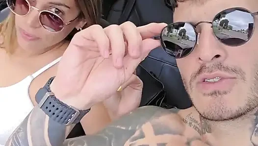 Üvey Kız Kardeşimle Seyahat Ediyorum, Bikinisini Giyiyor Ve Yolda Poposundan Sikiyorum
