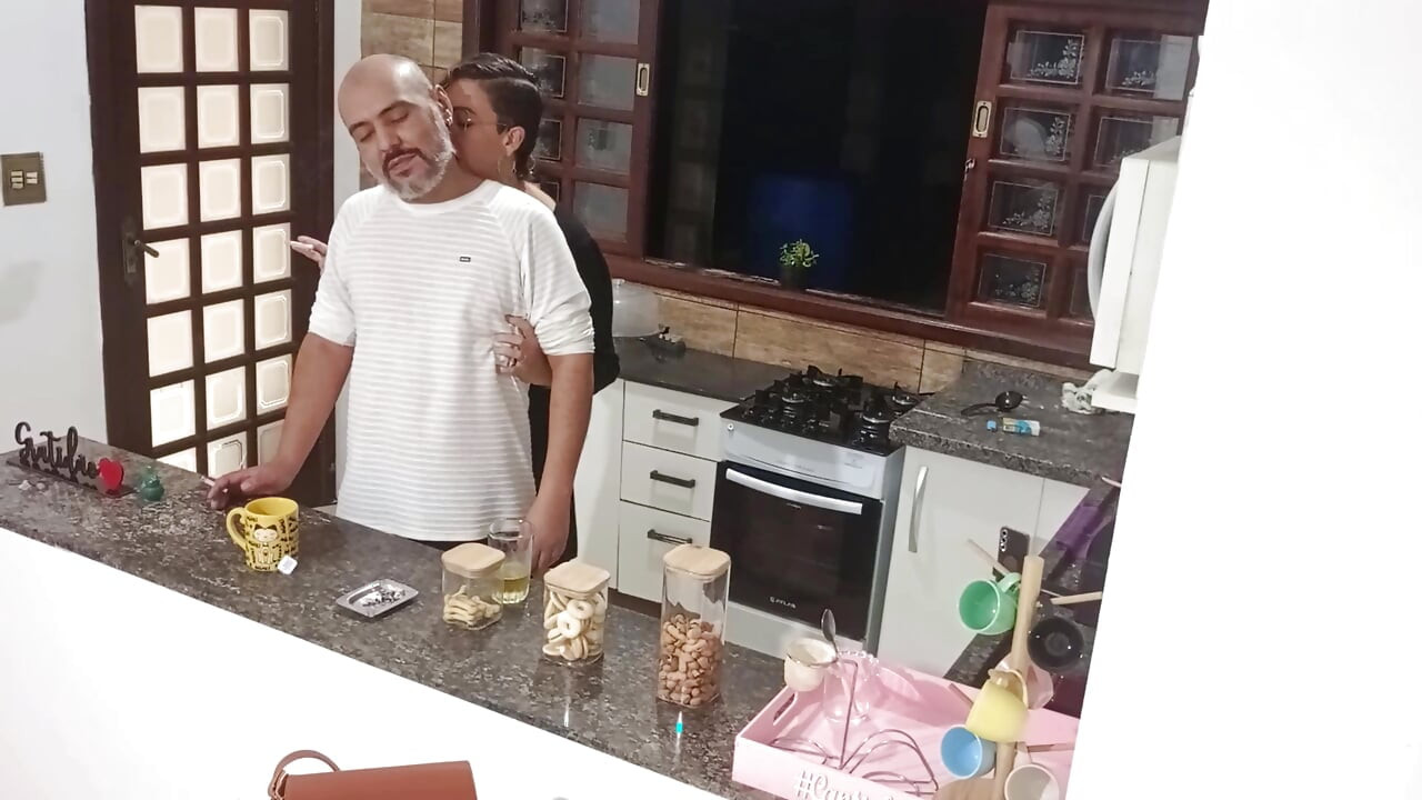 Ateşli evli kadınla bar kilerinde sadakatsiz evli kadınla anal seks