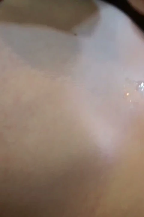 Seksi esmer hatun yağlanıyor ve gıdıklanıyor