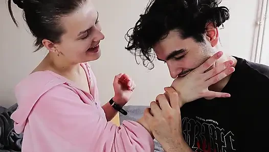 parmaklarını ilk kez ısırıyor
