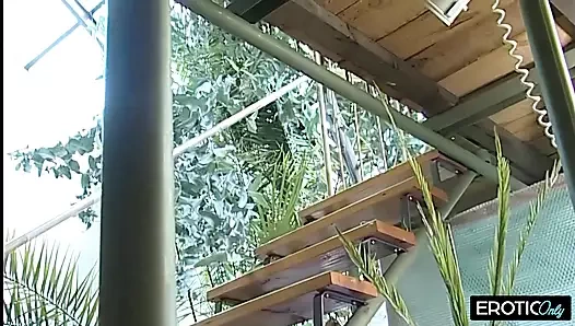 Her sert vuruşta daha yüksek sesle inliyor