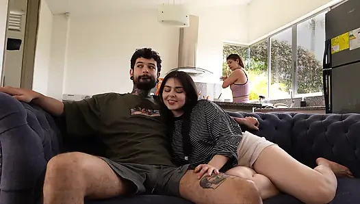 Ben beni ihmal ederken üvey kızım üvey babasını sert sikiyor