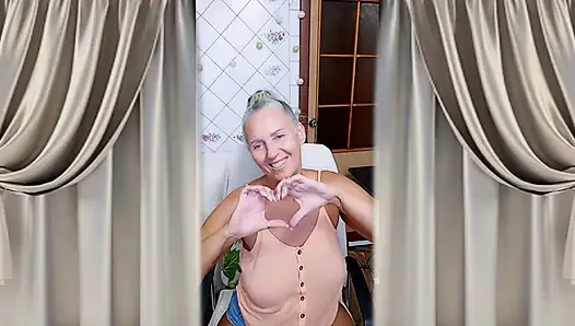 Neşeli yaşlı bayan Lukerya. Çekici ayaklar ve kamerada oyuncu flört ediyor.