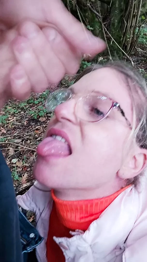 Skanky cumdump domuz kız ormanda kamu yüz alır