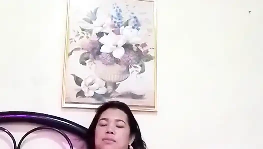 Ateşli seksi Filipinli orta yaşlı seksi kadın önce göğüslerini sonra amcığını sıkıyor ve ovuyor