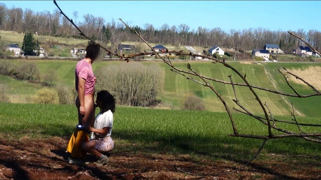 Сестру фермера трахнул турист в поле – дикий минет и раком до кончания