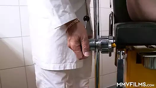 Genç Alman genç eski horoz doktoru ziyaret ediyor