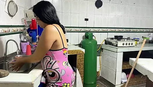 Kuzenim çok zengin, bu yüzden büyük yarağını emmesi karşılığında ona bir şey teklif ediyorum