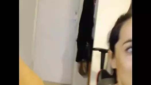 Melaniebiche yerde ve sandalyesinde oynuyor