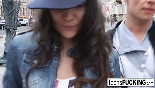 Esmer tatlı verona gökyüzü doldurur ona ıslak kedi ile horoz