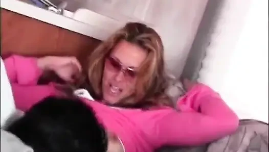 Sarışın orta yaşlı seksi kadın ağzındaki yarağı seviyor
