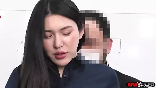 Aya Shiomi 25 yıldır temizlenmemiş bir göbek deliği ortaya çıkarıyor!