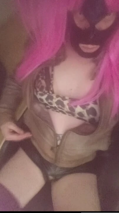 Kadın kılıklı travesti cd transeksüel azgın sikiş deliğini gösteriyor