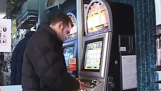 Minyon genç sürtük için büyük yaraklı anal