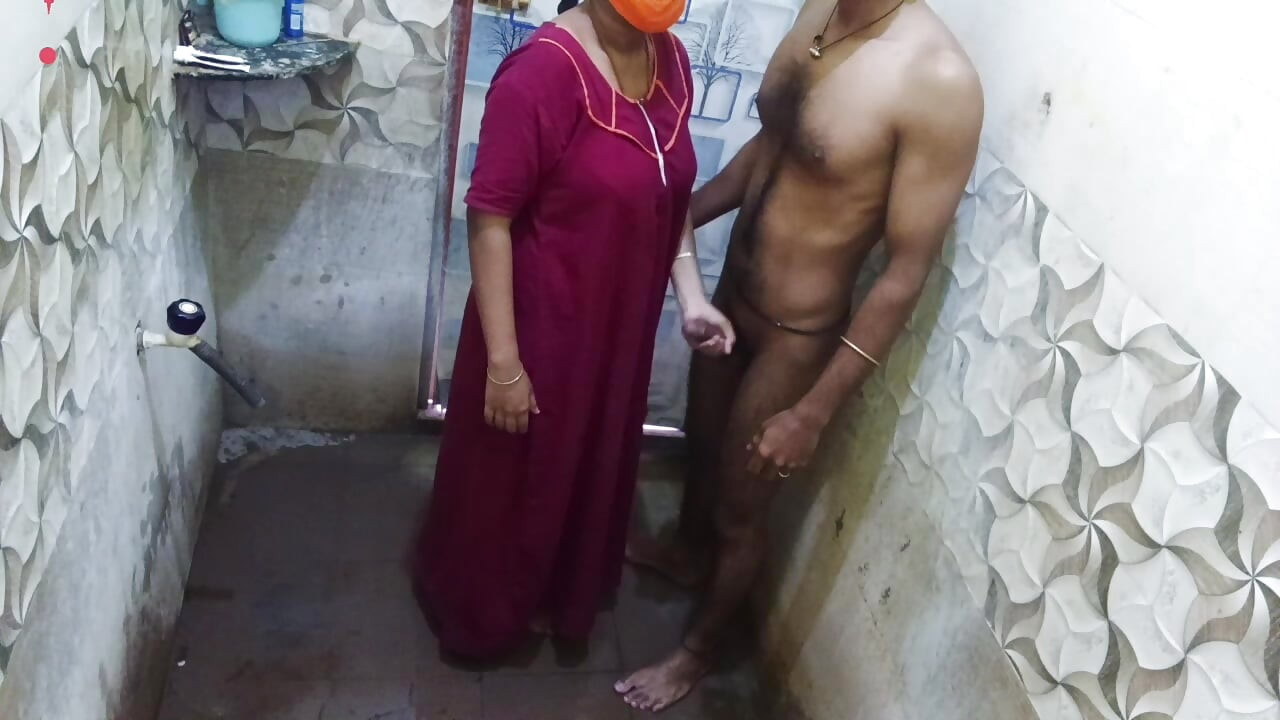Hintli evli kadın banyoda ateşli kayıt videosunda eğleniyor