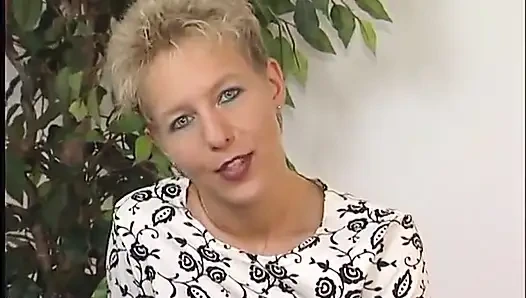 Kısa saçlı sarışın bebek oyuncu seçmelerinde amcığıyla mastürbasyon yapıyor