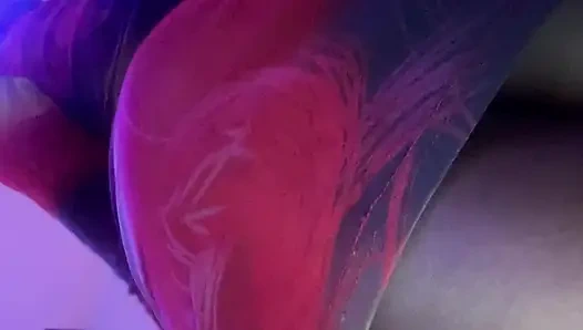 İnce zenci Afrikalı tanrıça kısa elbise dans ediyor ayak fetişi