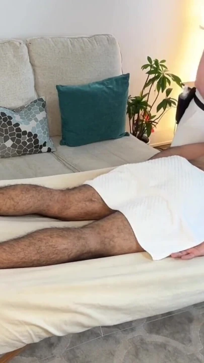 Heteroseksüel adam masaj için geldi ve eşcinsel masör tarafından baştan çıkarıldı. | Klip 1