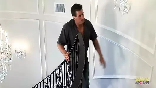 Kapı çalması büyük yapay göğüslerle yoğun ve şehvetli cinsel aktiviteyi uyandırıyor.