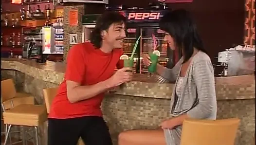 Seksi esmer kadın barda götünü sikiyor... ağzına boşalma