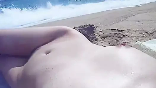 Sahilde çıplak kız