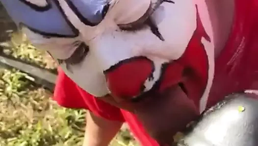 Acı soslu çamurlu çizmeye tapan palyaço